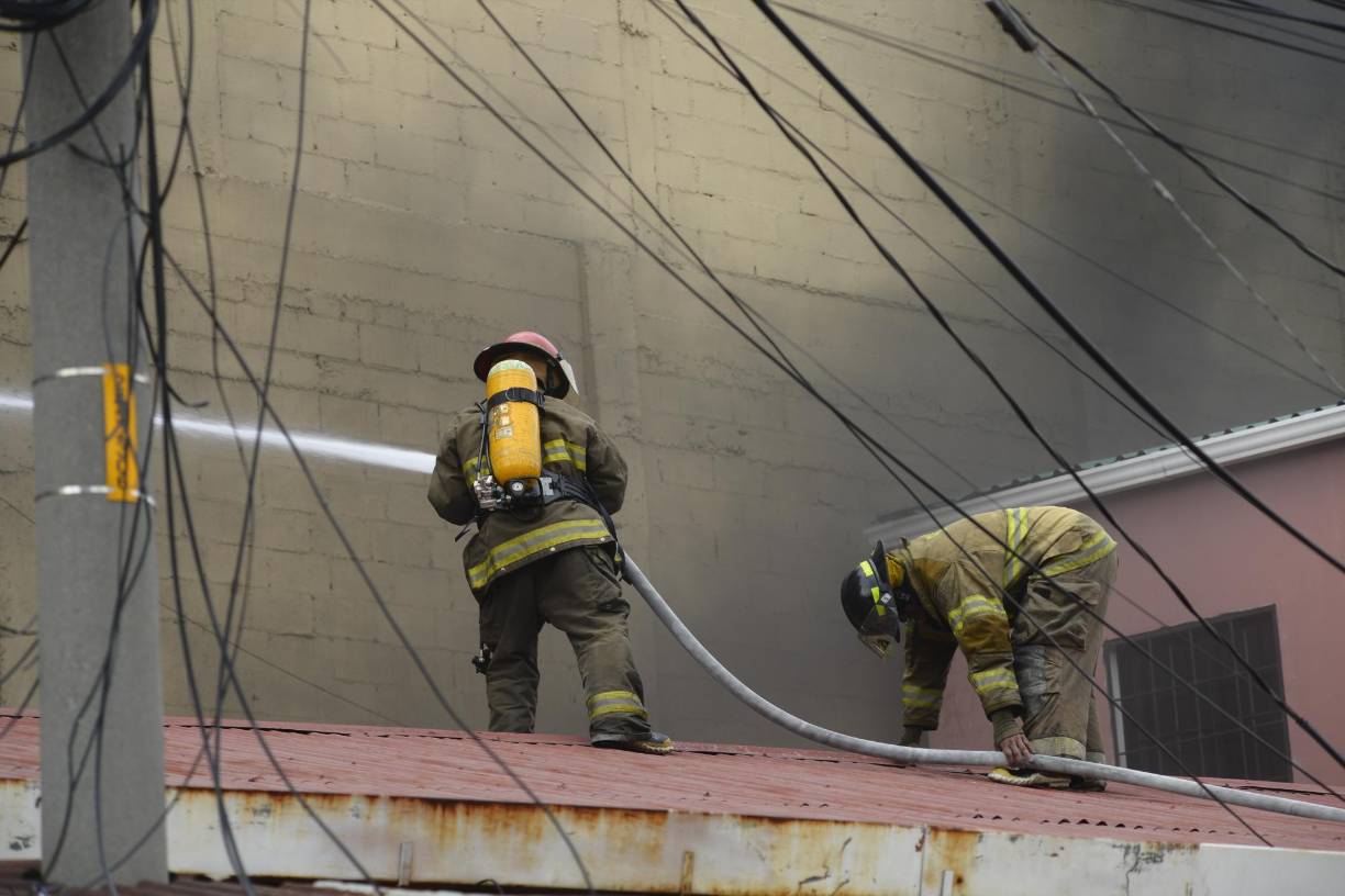 Elementos del Cuerpo de Bomberos llegaron al sitio para comenzar las labores de sofocación del fuego. 