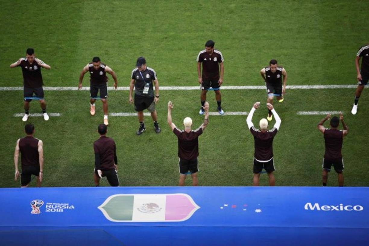 Entrenamiento de la selección mexicana a poco tiempo de enfrentar a Brasil.