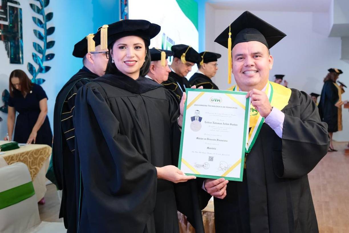 Solemnes actos de graduación de la UTH