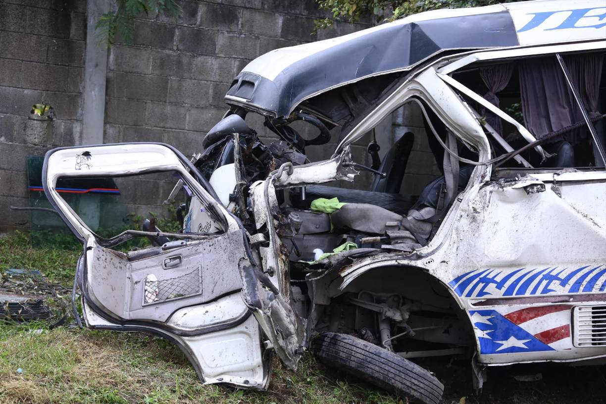 Informes preliminares indican que el bus primero colisionó con el camión y, posteriormente, perdió el control, terminando por impactar contra el muro.