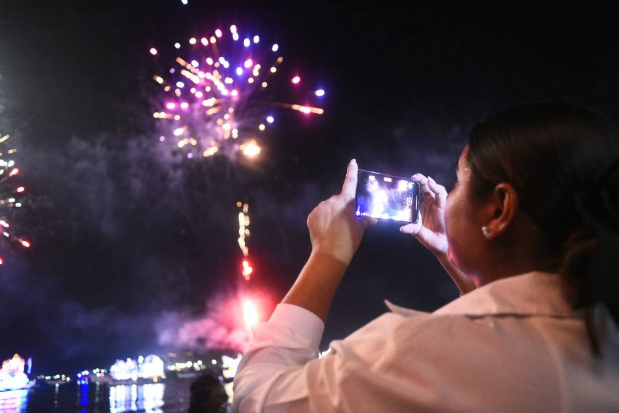  Decenas de personas activaron la playa de El Porvenir desde muy tempranas horas de la tarde el viernes con el fin de no perderse ninguna detalle del evento, el cual iluminó las aguas del mar de Puerto Cortés. 