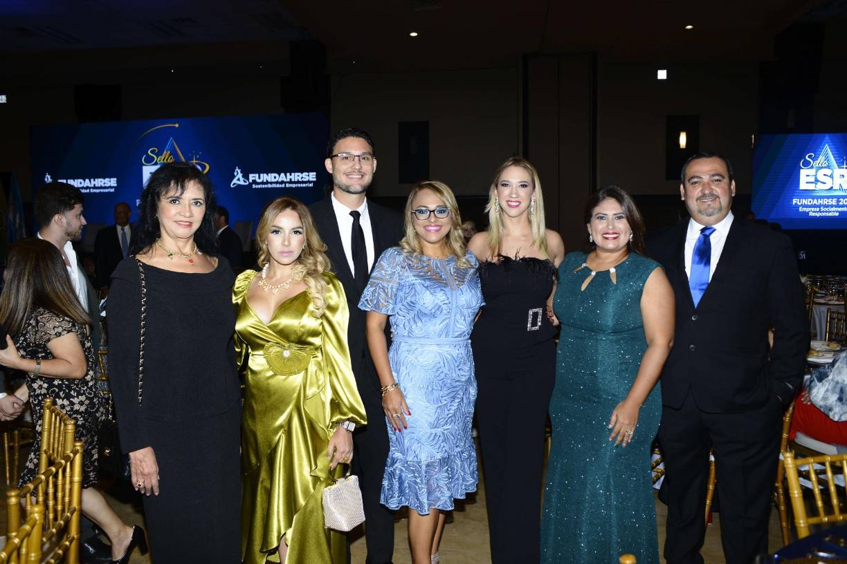 Gina, Lorna y Christopher Knuth, Nadia Colindres, Christine Knuth, Sandra Ruíz y José Sabillón