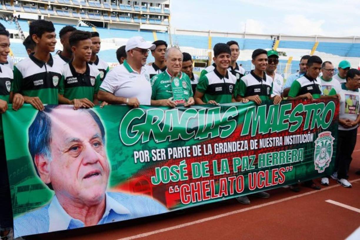 Parte del homenaje que le realizó el Marathón a Chelato Uclés.