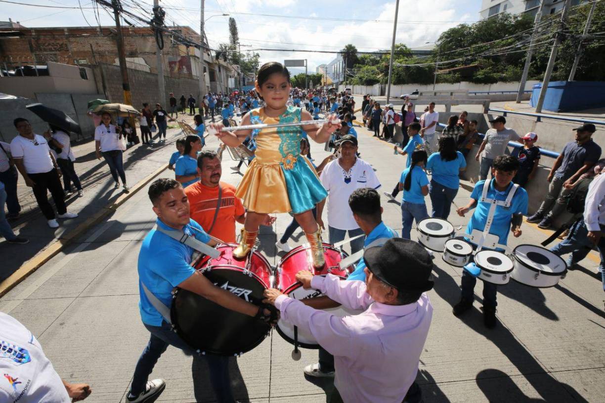Una niña palillona baila sobre los tambores.