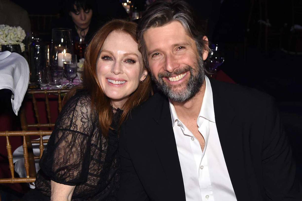 La actriz Julianne Moore, de 62 años, se casó hace 20 años con el director, guionista y productor Bart Freundlich, de 53 años, y con quien procreó dos hijos. “El único secreto que se me ocurre para aguantar tanto tiempo casados es que eso es algo que los dos tienen que querer realmente. Lo digo porque muchas veces he visto situaciones en las que las cosas no están funcionando en una pareja y la única razón de que eso ocurra es porque uno de ellos ya no quiere seguir adelante con la relación”, explicó ella aVanity Fair.