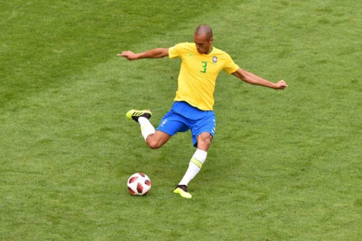 João Miranda será uno de los centrales.