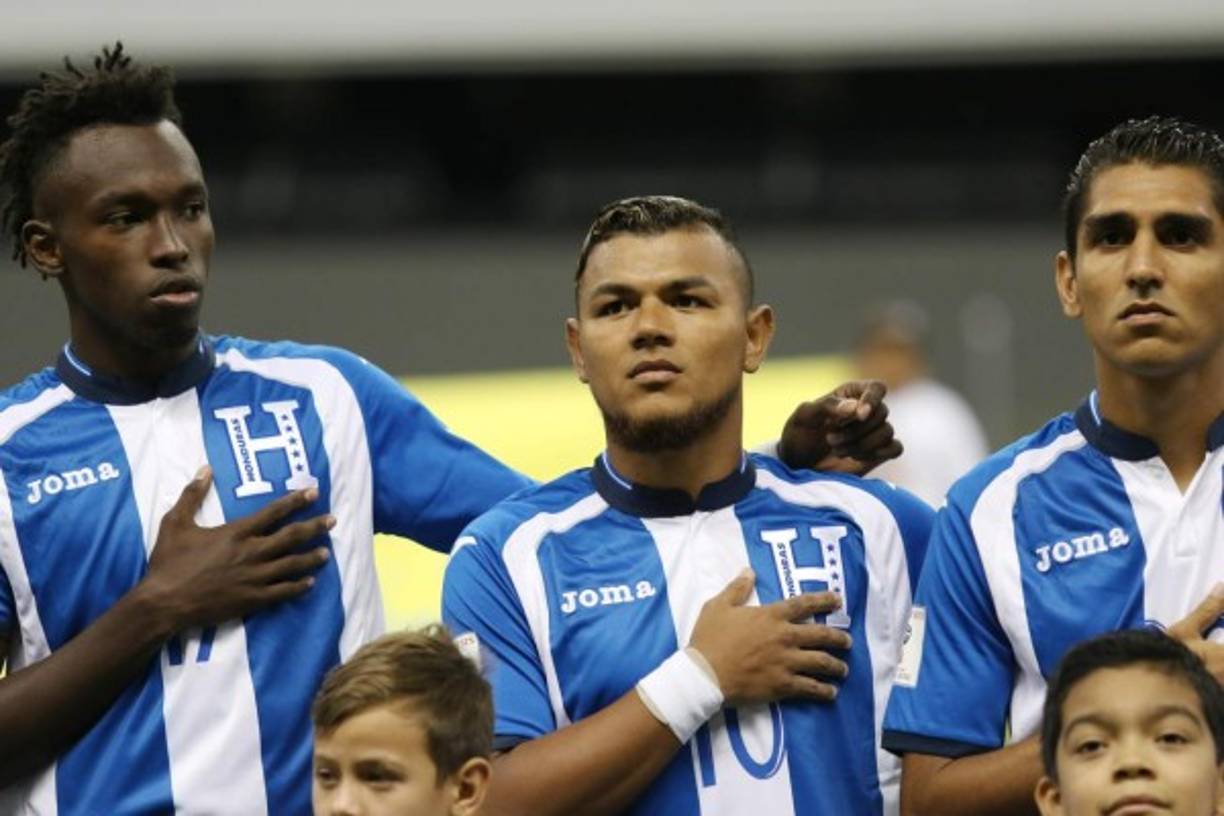Alberth Elis, Mario Martínez y Jorge Claros en el momento de ingresar al estadio Azteca para medirse a la selección de México.