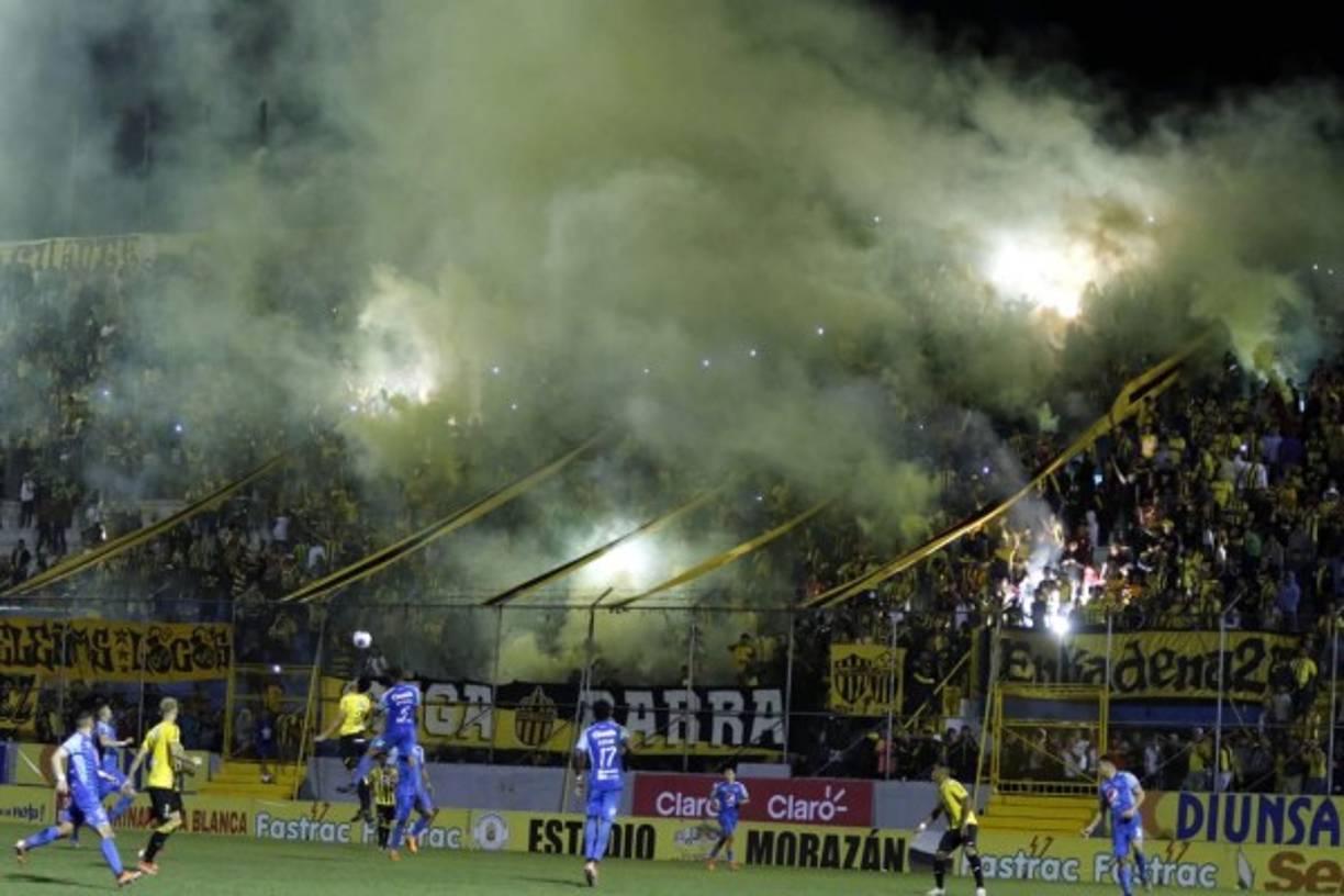 El ambientazo que armaron los aficionados del Real España en el sector del sol.