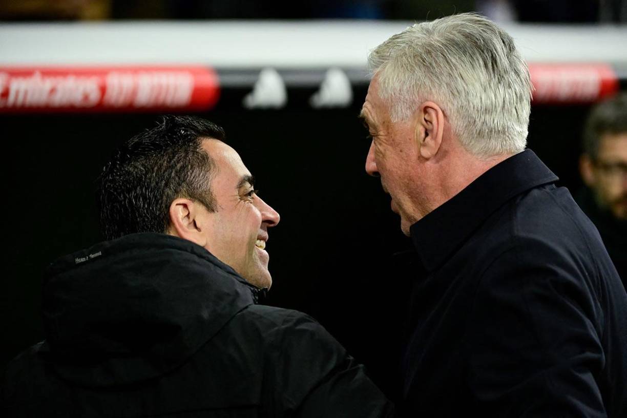 El saludo entre Carlo Ancelotti y Xavi Hernández.