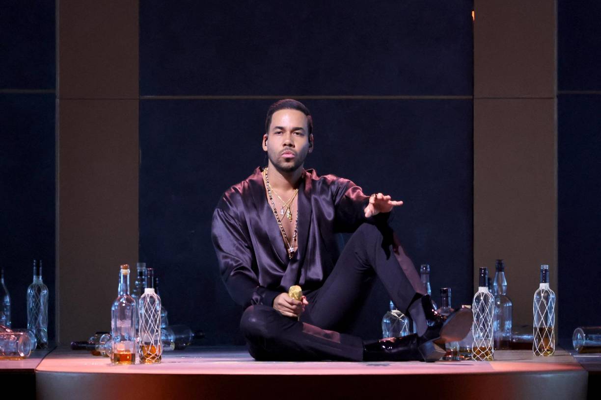 El cantante Romeo Santos entonó su nueva canción “Bebo”.