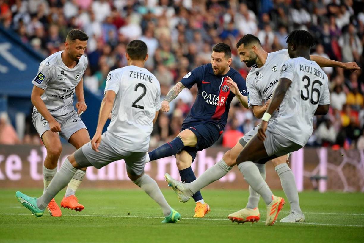 Lionel Messi, entre un mar de piernas del Clermont.