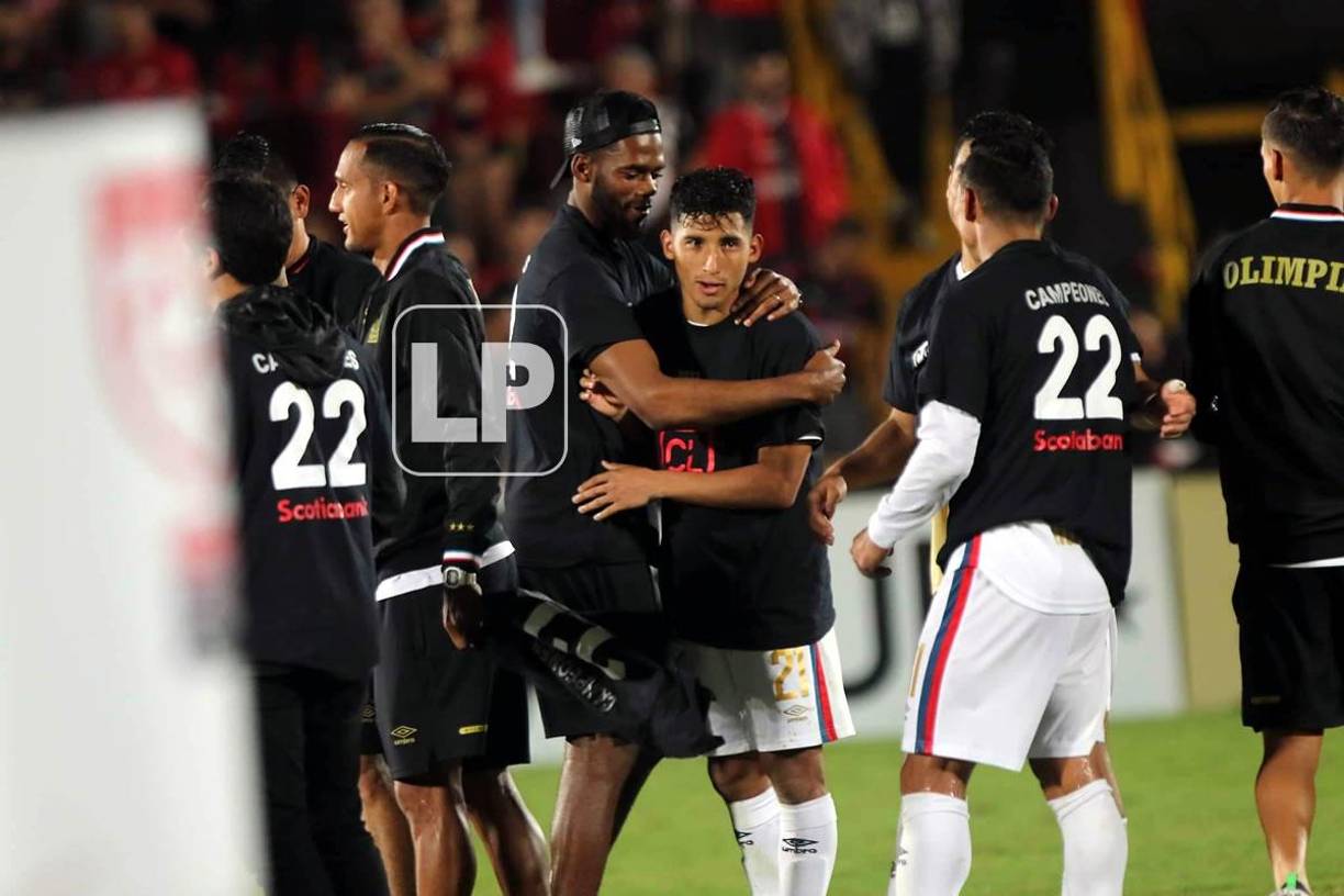 Los jugadores del Olimpia celebrando tras el pitazo final del partido en la cancha del estadio Alejandro Morera Soto.