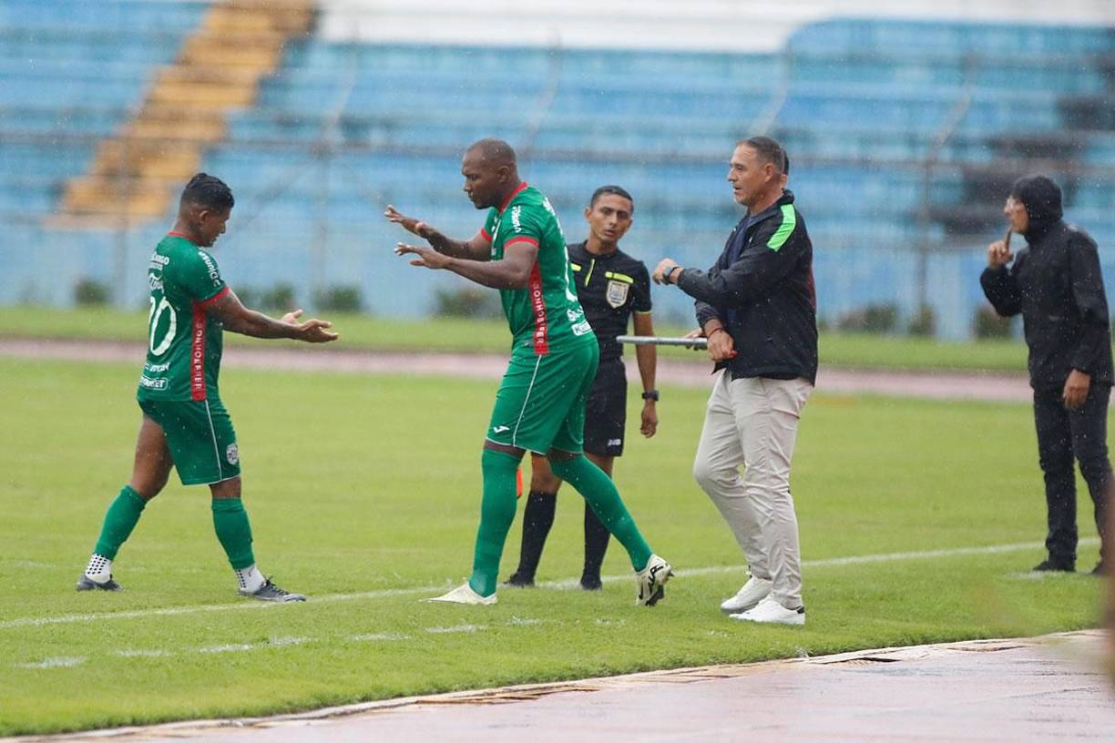 Iván ‘Chino’ López no pudo seguir en el partido y se retiró lesionado a los 18 minutos, dejando su lugar al debutante Juan Anangonó.
