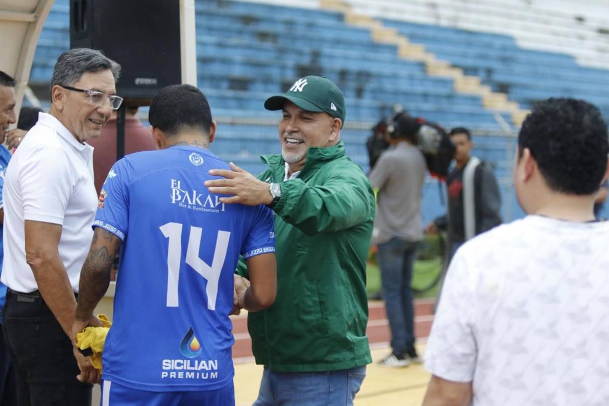 Orinson Amaya y Salomón Nazar saludando a Selvin Guevarra, futbolista que jugó con el Marathón el torneo pasado.