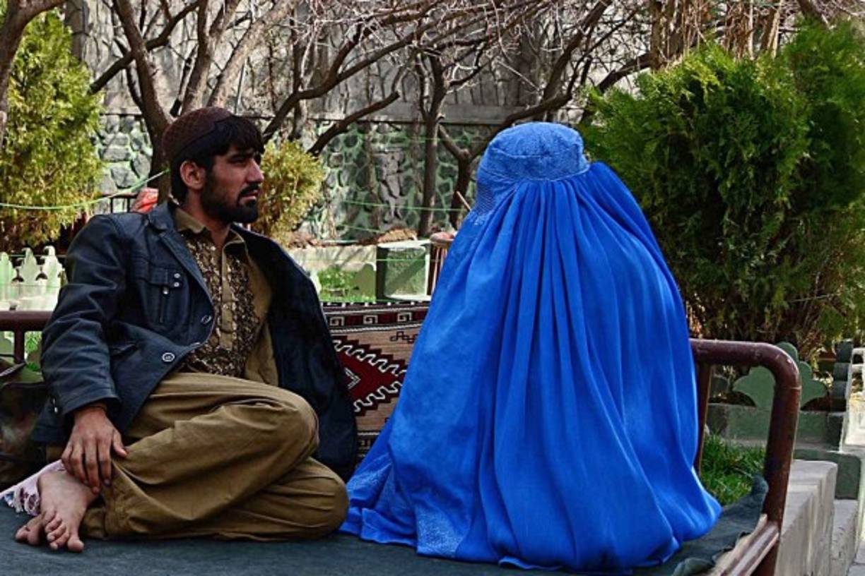 Una pareja disfruta de una romántica tarde en un parque de Kabul, en Afganistán.