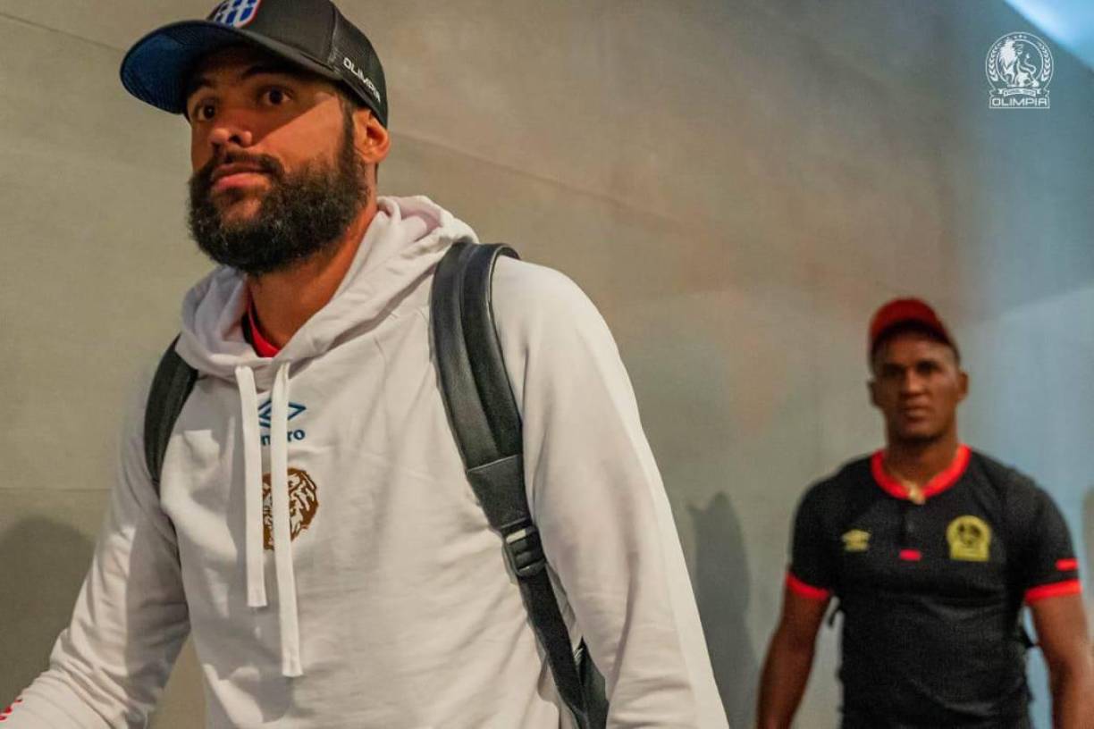 Edrick Menjívar viajó bien abrigado con la equipación del equipo. El guardameta del Olimpia es uno de las piezas indiscutibles del equipo.