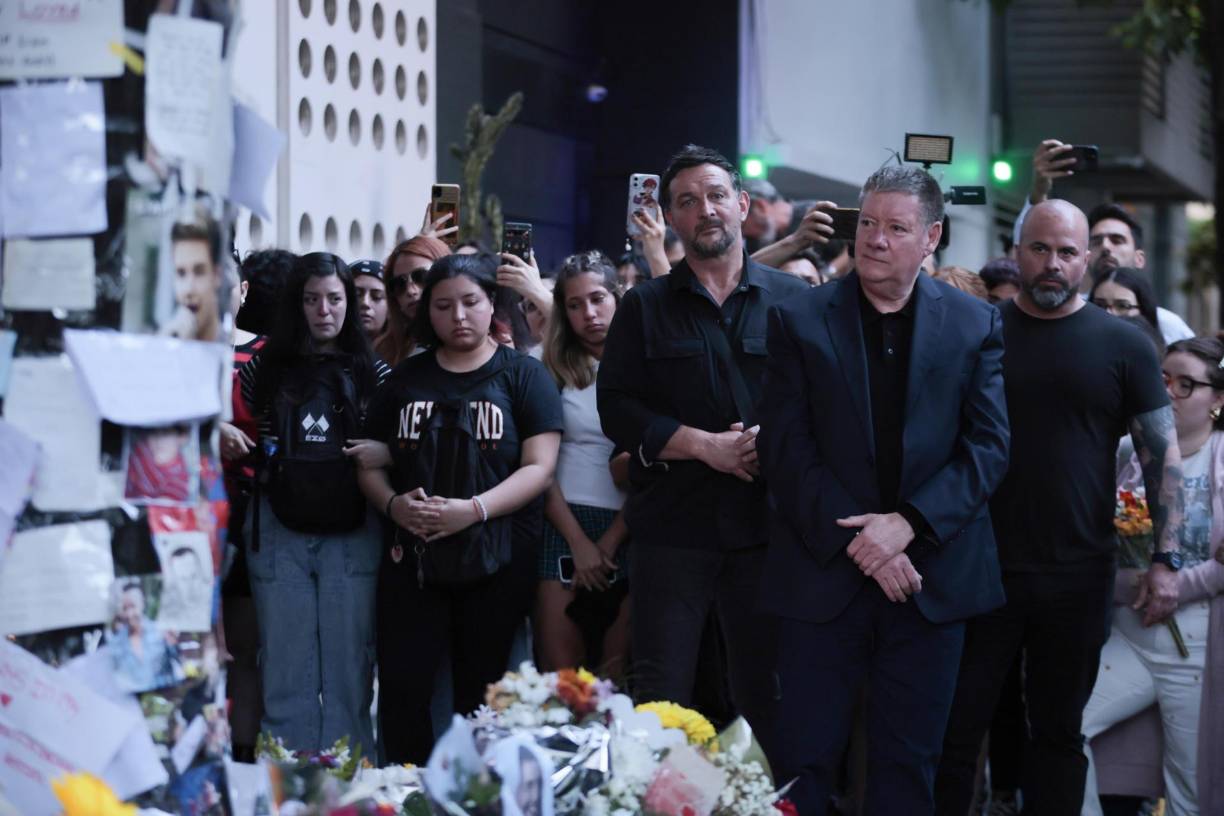 Geoff Payne se reunió con el fiscal que investiga el hecho, estuvo en la morgue y pidió visitar la habitación del hotel desde donde cayó el músico de 31 años. Según indicaron las fuentes a EFE, la repatriación del cuerpo de Payne al Reino Unido puede tardar entre diez y quince días.