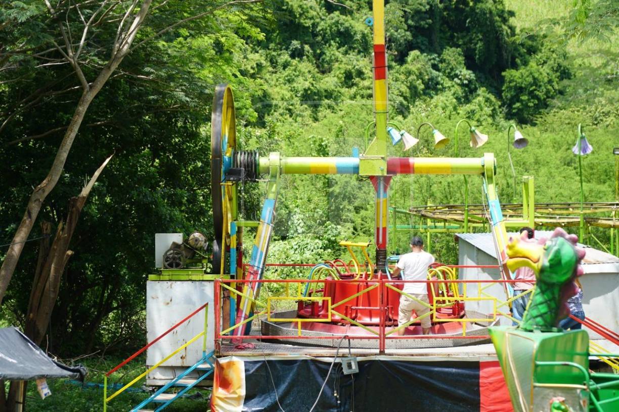 En algunos videos que circulan en redes sociales muestran el momento en que la menor se aferra a la vida tratando de sujetarse, pero lamentablemente, la velocidad con la que giraba la atracción mecánica, la lanzó estrepitosamente al suelo.