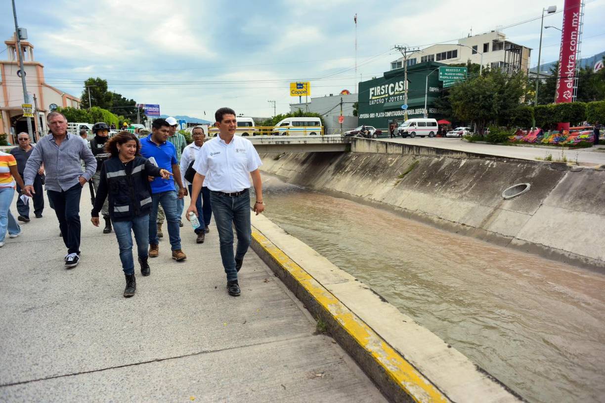 Nacido el 12 de febrero de 1981 en <b>Chilpancingo</b>, Alejandro Arcos dedicó gran parte de su vida al servicio público y al desarrollo social. Provenía de una familia con raíces profundas en la sierra guerrerense, siendo hijo de <b>María del Socorro Catalán Gálvez</b> y <b>Leonel Arcos Luna</b>, y estaba casado con <b>Sandra Elena Solís Peralta</b>. 