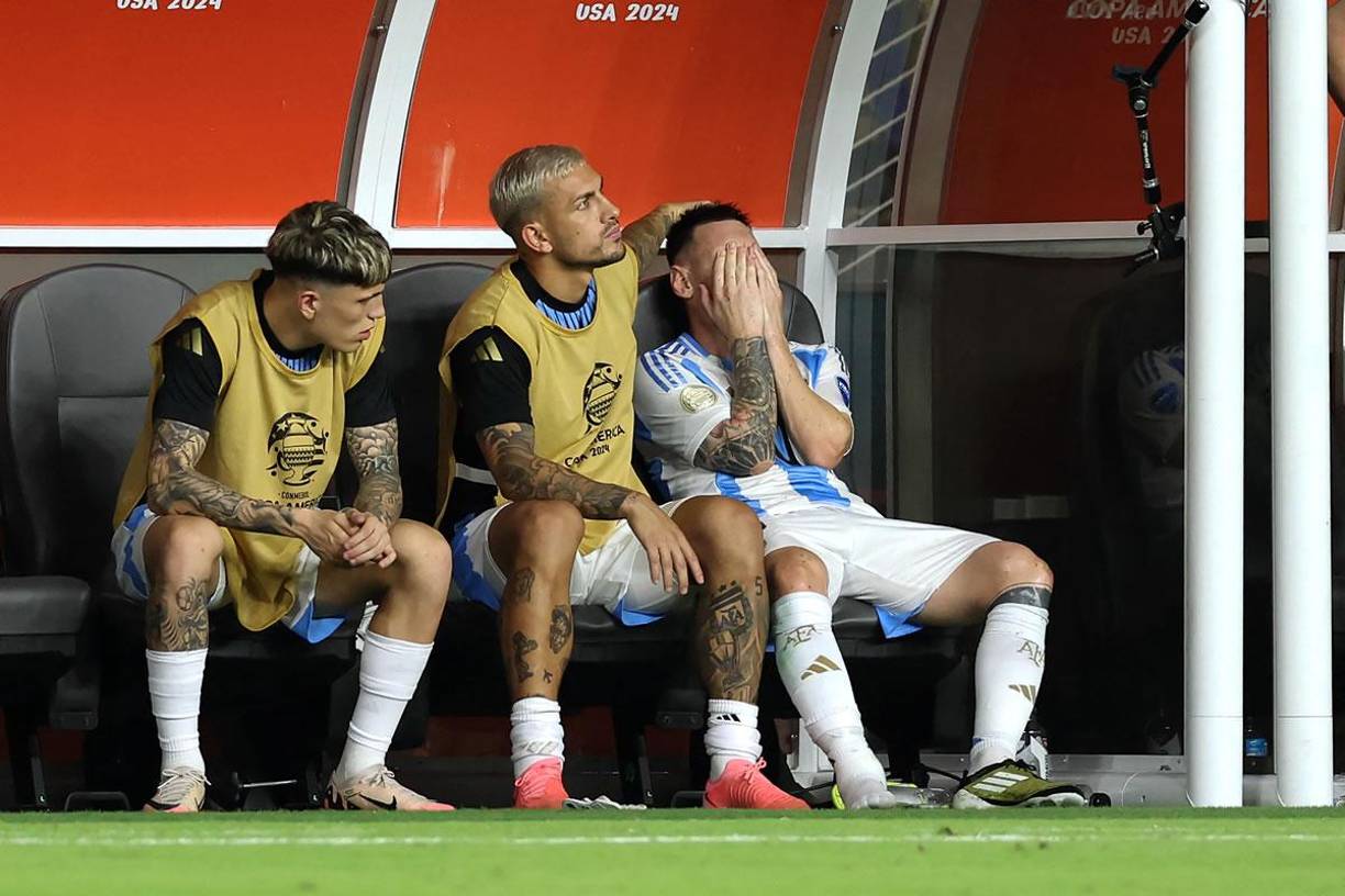 Messi no pudo contener el llanto en el banquillo tras salir del campo por la lesión.