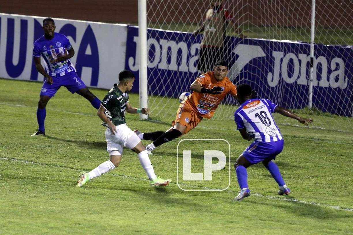 El disparo de Isaac Castillo para el 1-0 del Marathón contra el Victoria.