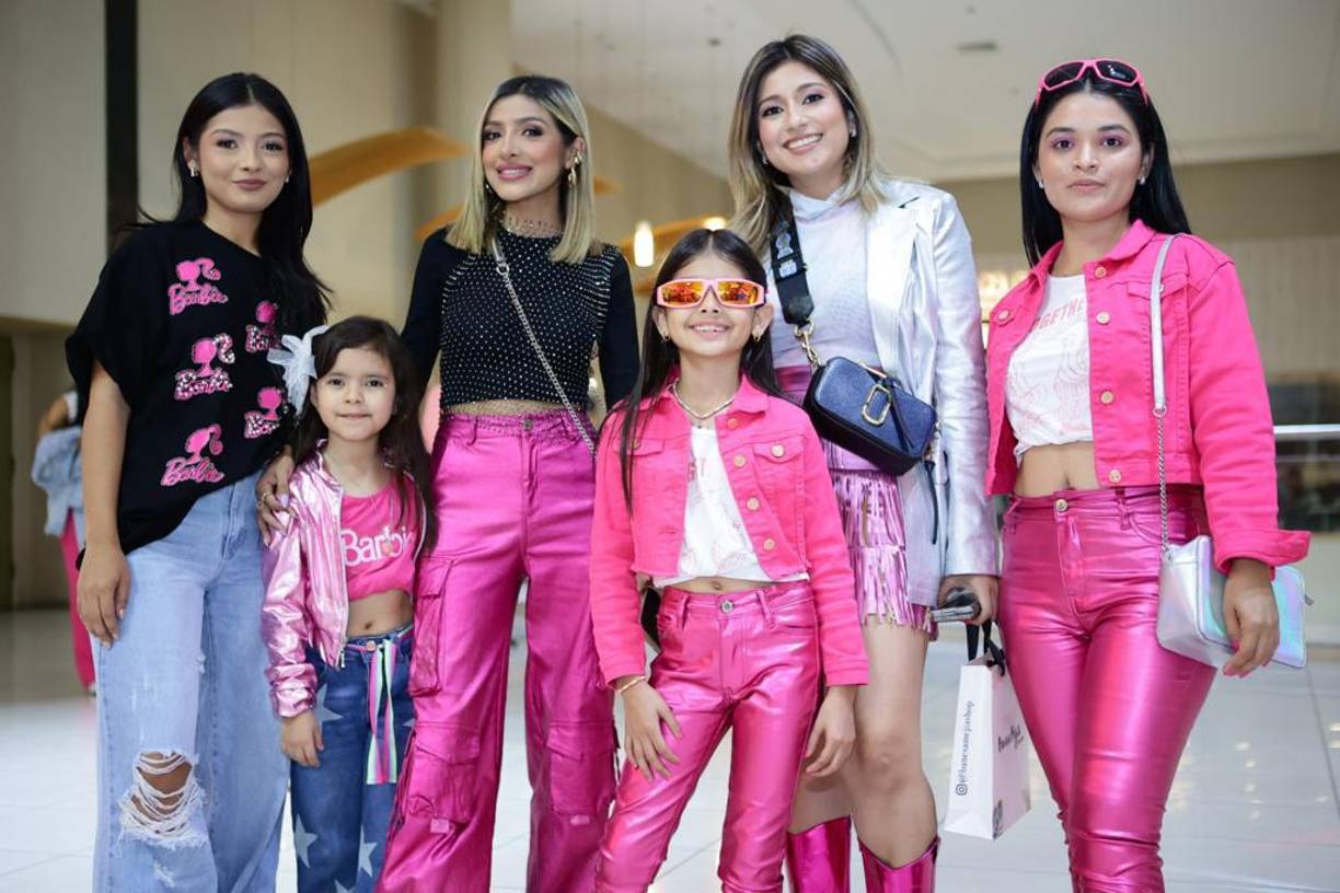 Mujeres, adolescentes y niñas posan previo a la película.