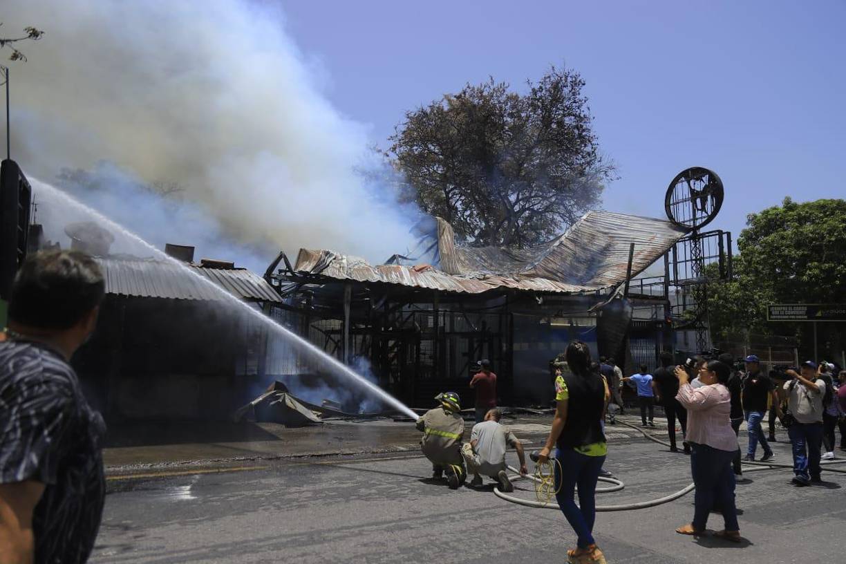 Dramático: llanto por el incendio de restaurante en San Pedro Sula