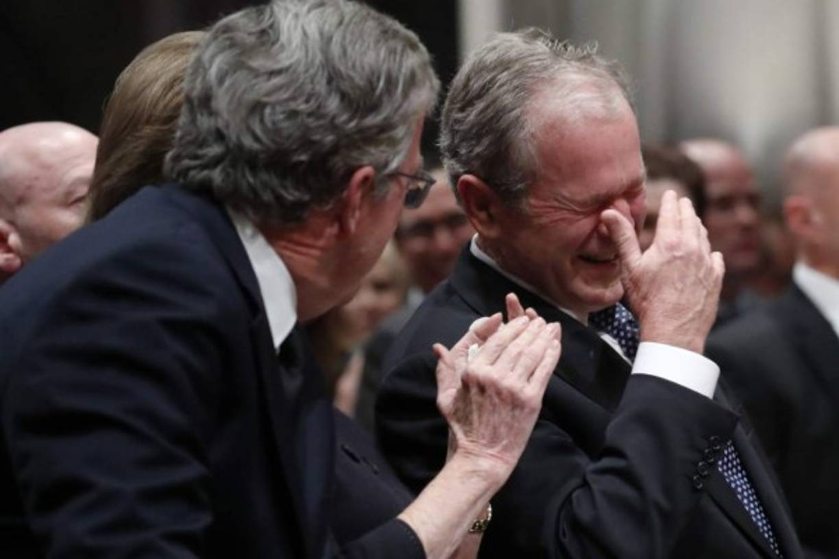 'Me mostró lo que significa ser un presidente que sirve con integridad, lidera con valentía y actúa con amor en su corazón para los ciudadanos de nuestro país', dijo momentos antes de romper en llanto durante el funeral al que asistieron los cuatro expresidentes de EEUU junto al mandatario Donald Trump y su esposa, Melania.