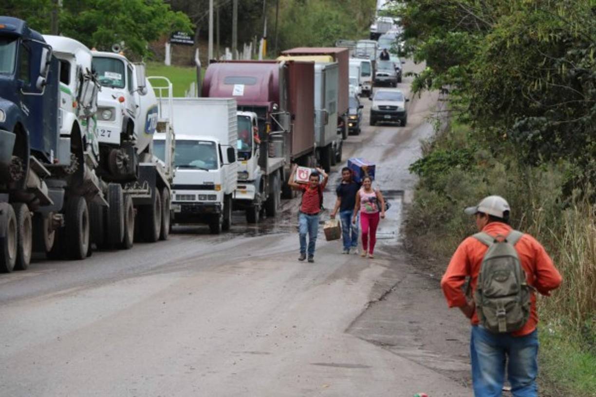 Por la zona solo pueden circular vehículos livianos, Las rastras permanecen varadas.