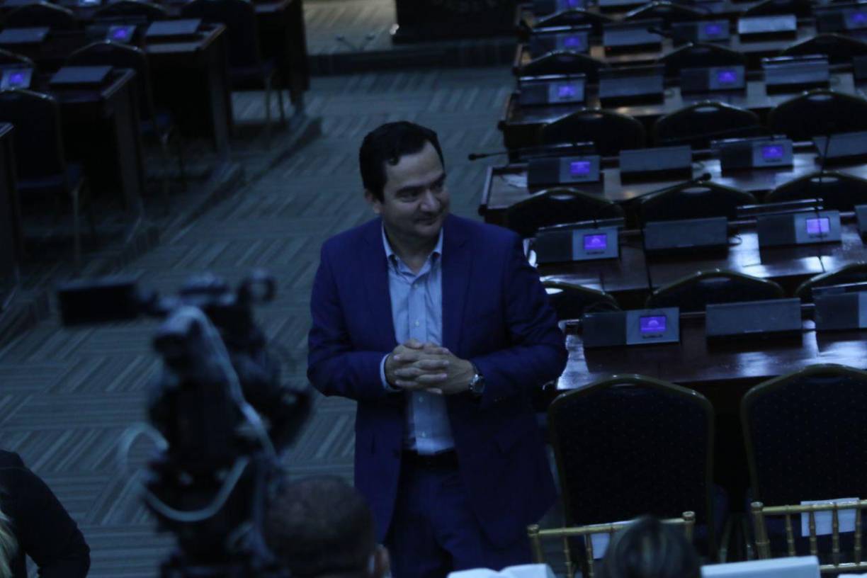 El diputado santabarbarense Mario Pérez, del Partido Nacional, fue uno de los primeros en llegar, aunque esa bancada se ausentó en la ceremonia de apertura de la segunda legislatura. 