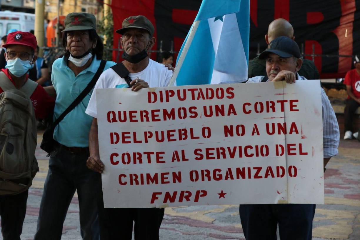 Colectivos de Libre gritan “vendidos” a diputados del PSH