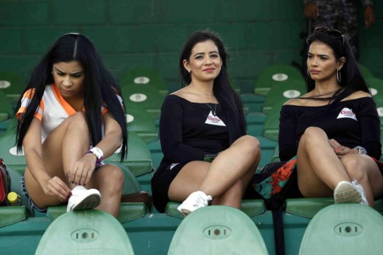 Las gradas del estadio Yankel Rosenthal se adornaron con estas belelzas.