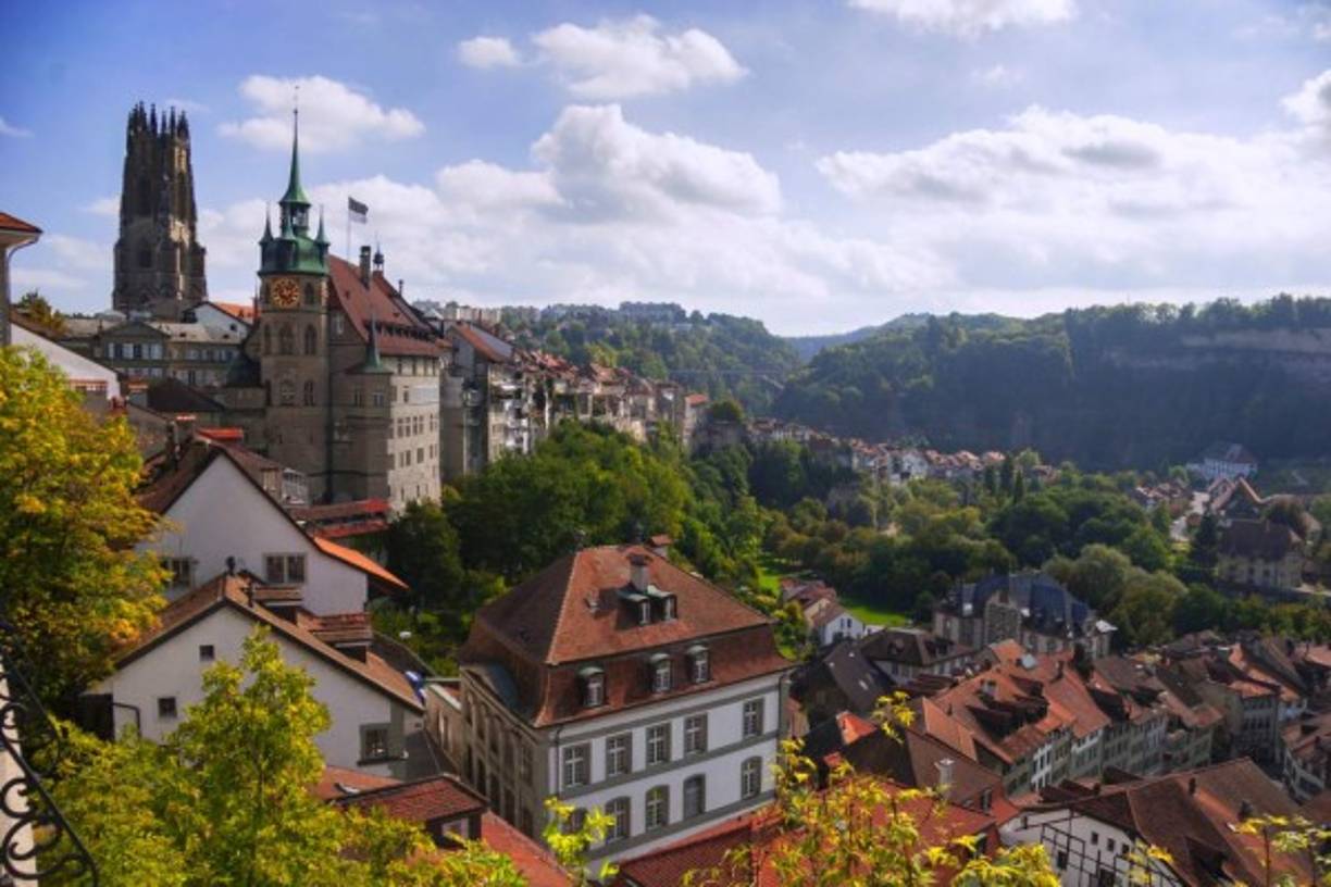 En portales como Kayak puede encontrar boletos aéreos desde San Pedro Sula hasta Ginebra, Suiza desde 1600 dólares, dependiendo las escalas y aerolíneas. <br/><br/>(Foto es de la ciudad de Friburgo)