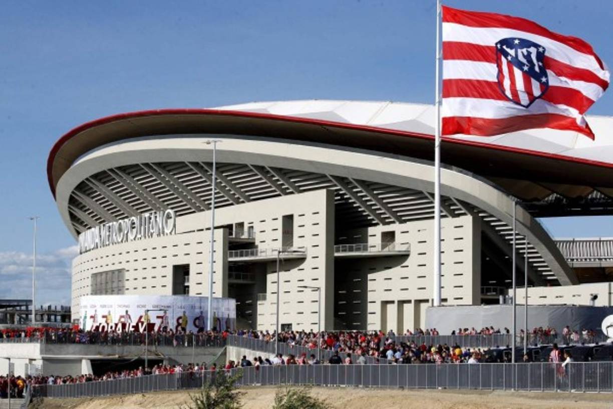 -FOTODELDÍA- Thousands of fans are approaching Wanda Metropolitano, Atletico Madrid's new stadium, before the Primera Division against Malagan in Madrid, Spain, 16 September 2017. EFE/JAVIER LOPEZ