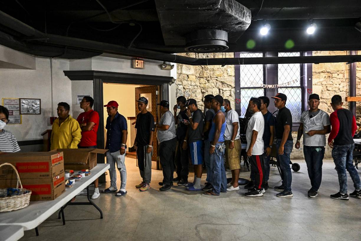 Austin Hernández, un hondureño de unos 20 años, lleva cuatro días en San Antonio y aún no ha podido dormir en el albergue. En la fila de espera, lamenta la falta de ayuda, pero no pierde la esperanza de llegar a su destino, Austin, a solo 130 km de distancia. 