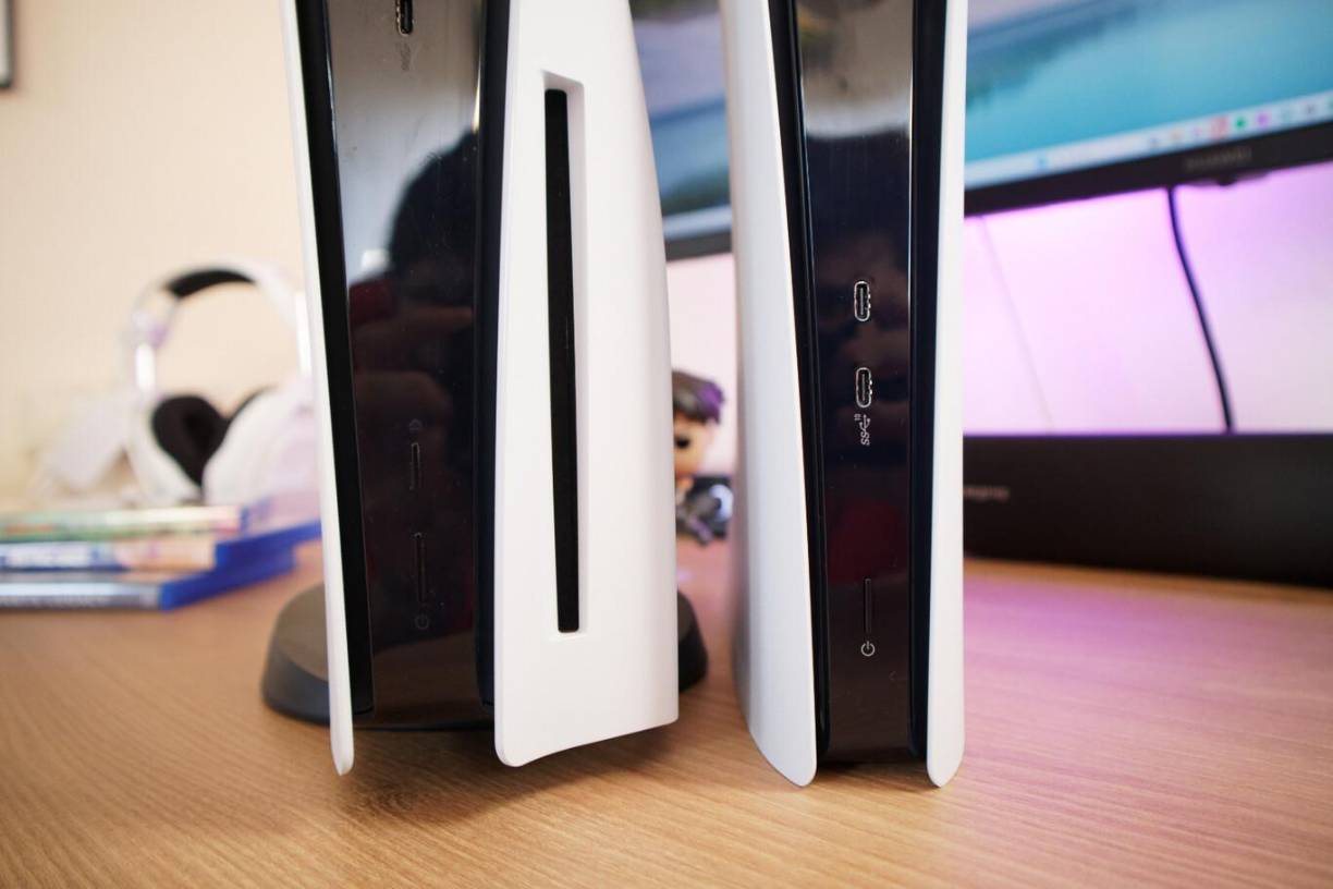 No solo no tiene lector de discos, sino que tampoco incluye un stand para colocarla en vertical. El cambio más llamativo es la falta de lector de discos y este es un punto en el que merece la pena detenerse. Si bien es cierto que el mundo del contenido multimedia se ha movido, y se mueve, hacia lo digital, los juegos en físico siguen siendo importantes. Y lo son porque permiten intercambios, segunda mano, préstamos, coleccionismo, etc, explican los expertos del sitio web Xataka.