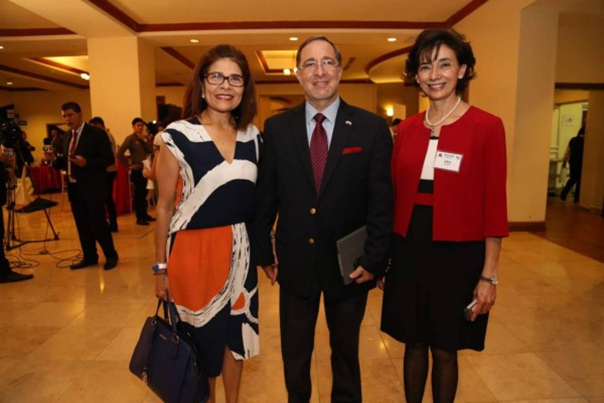 Hilda Hernández, Jean de Pyerrecave y Ana Gómez.