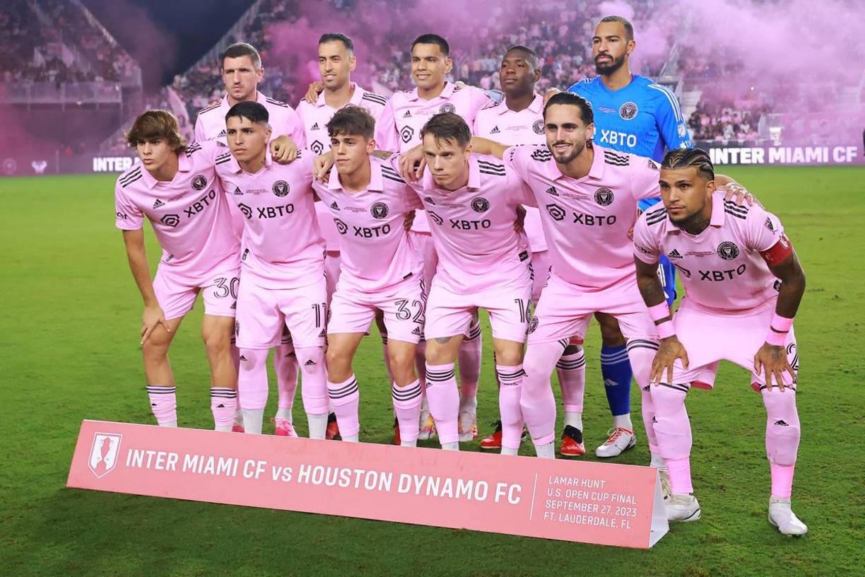 El 11 titular del Inter Miami, sin Messi, Jordi Alba y David Ruiz, posando previo al juego.
