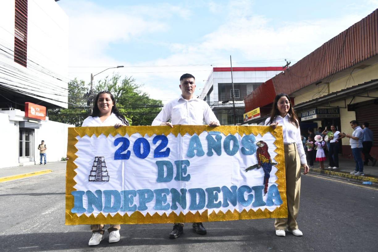 Con orgullo y entusiasmo dijeron que desfilan por amor a la patria y no por un compromiso con su colegio. 