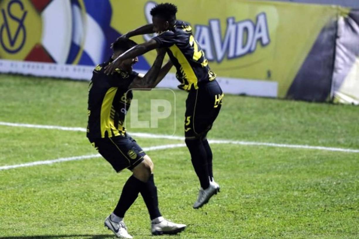 Maikel García fue levantado en brazos por Ramiro Rocca tras anotar el 1-0 del Real España contra el Platense.