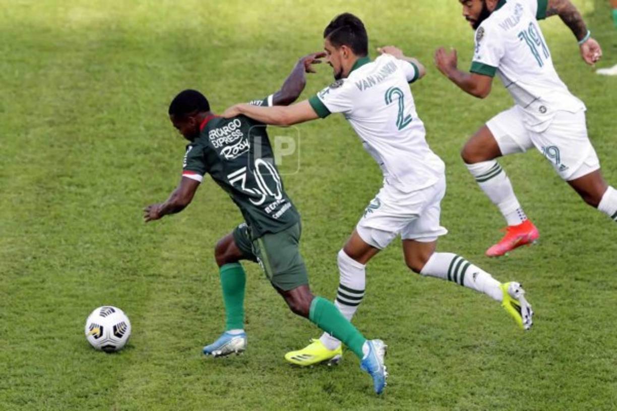 Edwin Solani Solano es marcado por el lateral mexicano Josecarlos Van Rankin.