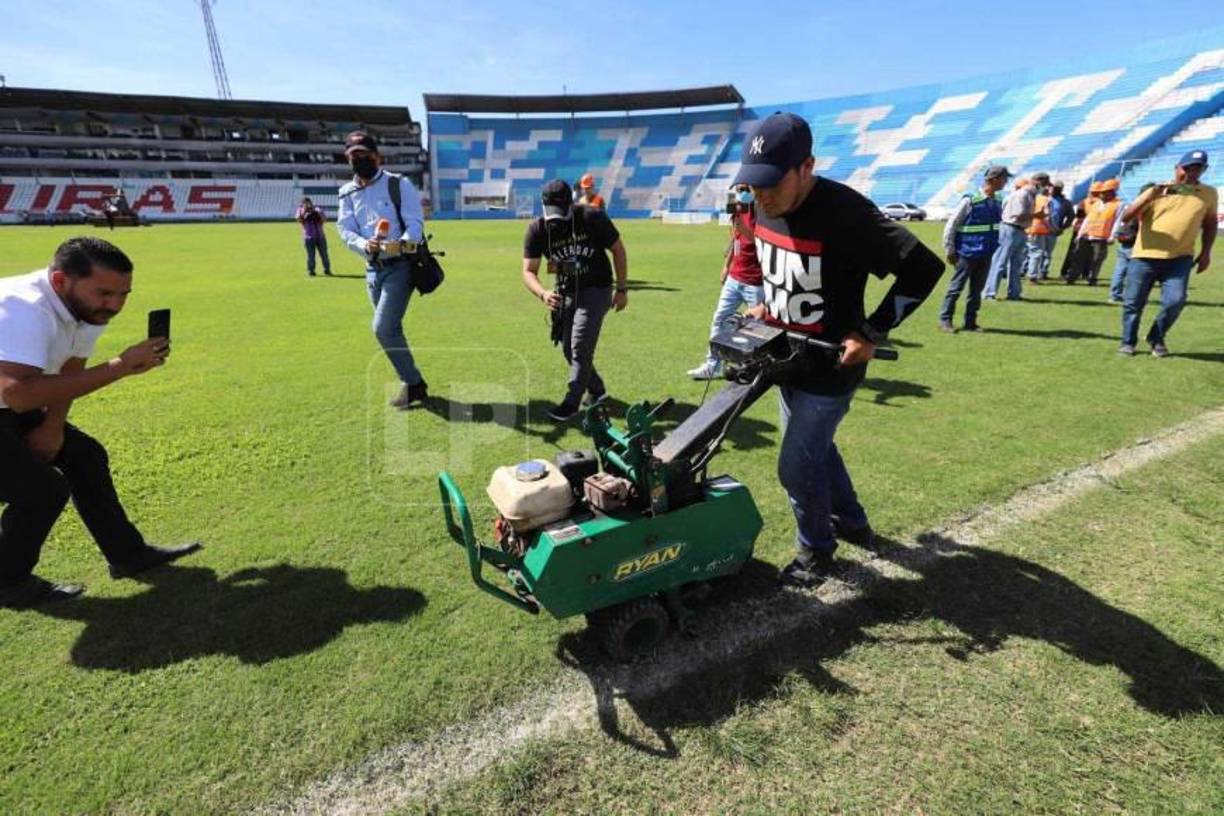 El césped híbrido es un poco más que tejer el plástico con la hierba, pues varias máquinas se encargan de enterrar millones de fibras plásticas en el campo de juego.