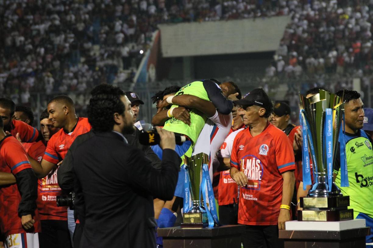 Yustin Arboleda le dio un abrazo y hasta cargó a uno de los jugadores del Olancho FC.
