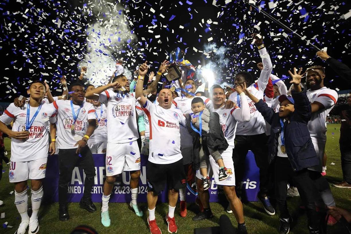 Los jugadores del Olimpia celebrando con la copa de campeón del Torneo Apertura 2023.