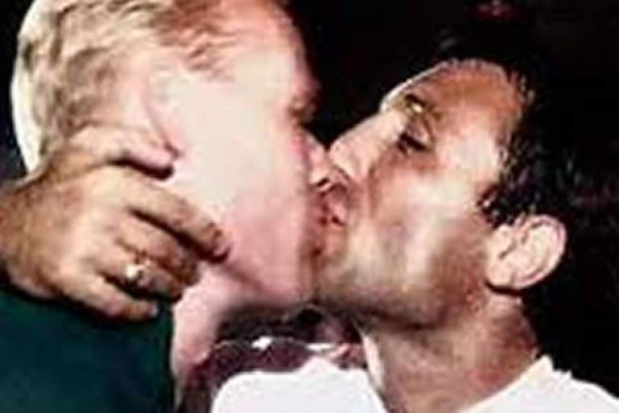 Koeman y Stoichkov, los compañeros en el FC Barcelona se besaron cuando ganaron su primera Champions.