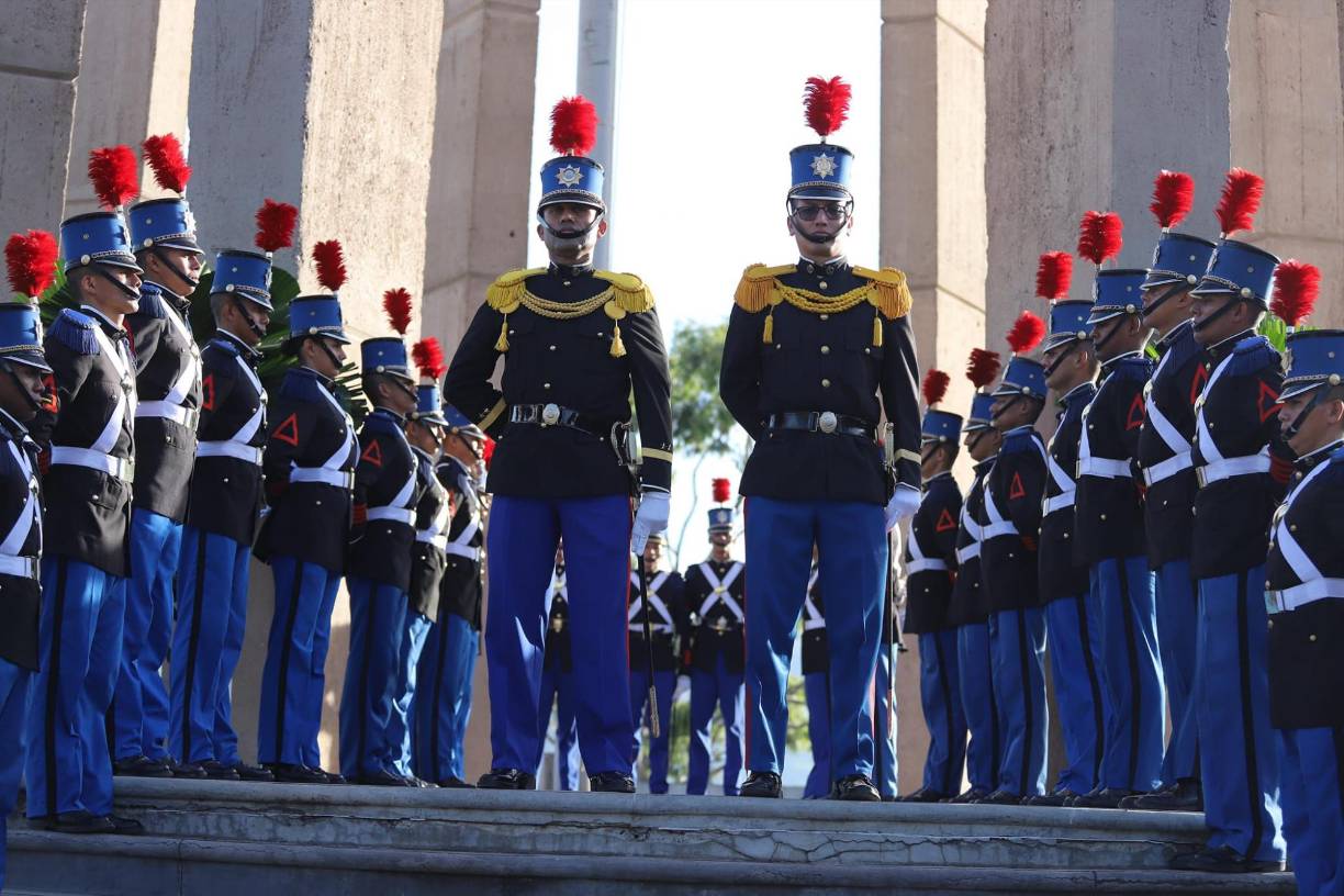 A la diplomática también se le preguntó por la investigación y renuncia de <b>Carlos Zelaya</b> y su hijo, <b>José Manuel Zelaya</b>, como secretario del <b>Congreso</b> y ministro de <b>Defensa</b>, respectivamente. 