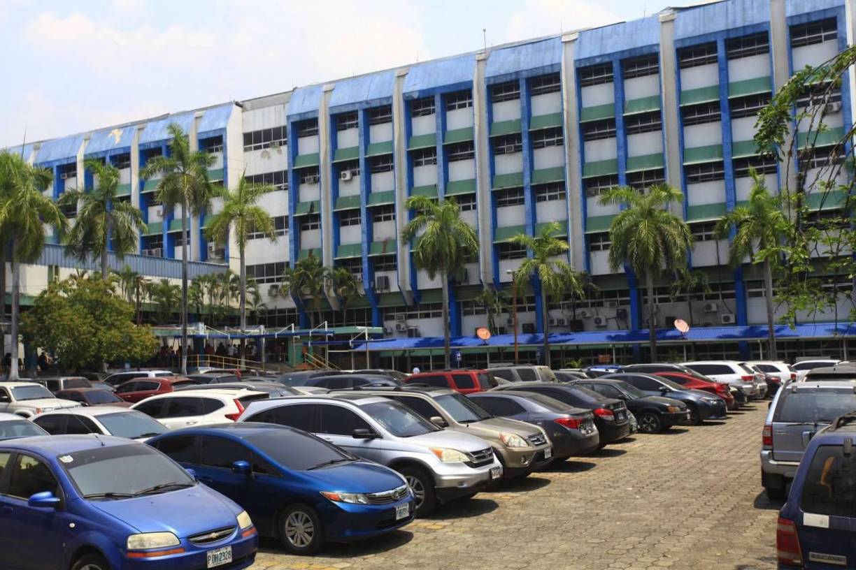 “Madre e hija permanecen hospitalizadas, estables y bajo tratamiento de antibióticos para evitar cualquier daño”, explicó la especialista.