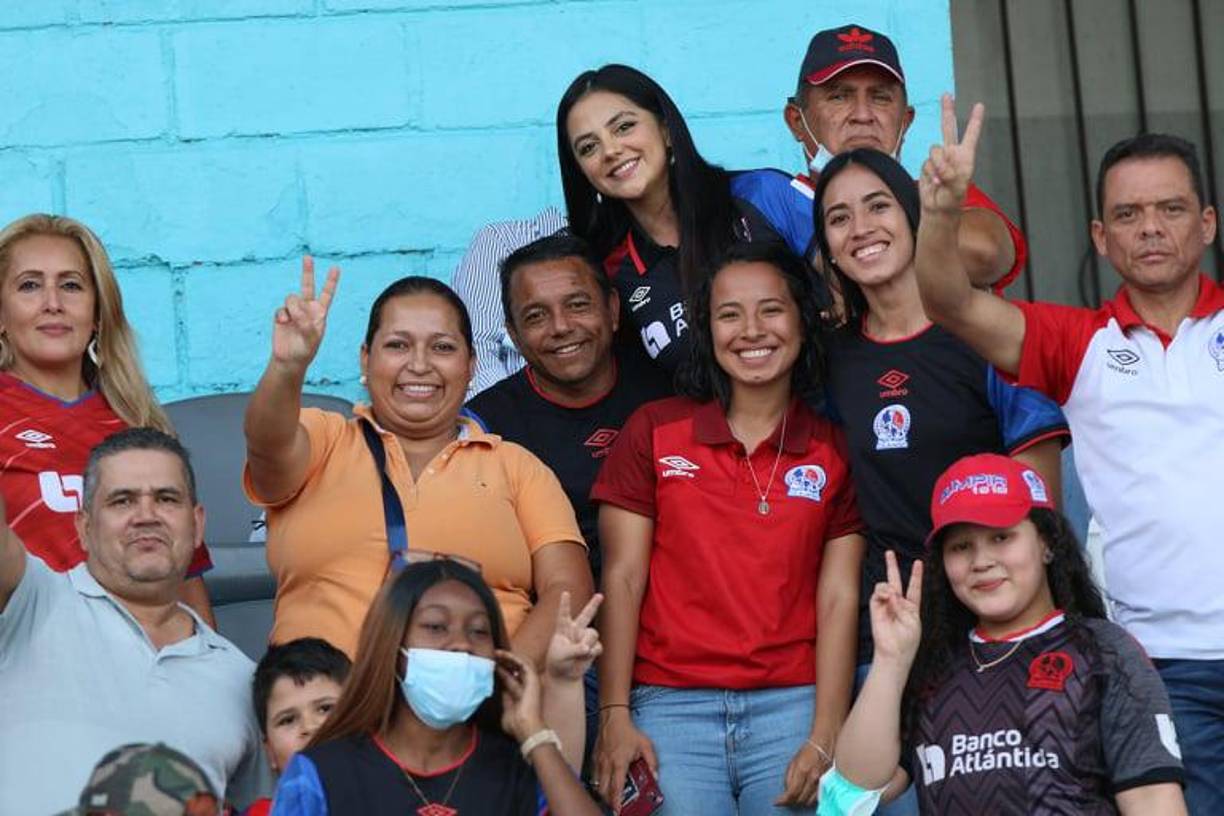 Danilo Turcios junto a su novia Scarleth Ordoñez y amistades. 