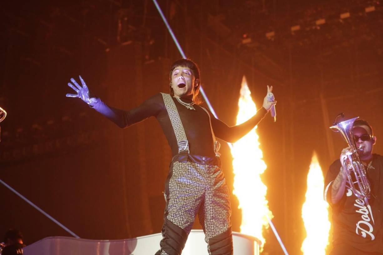  “Así de lleno, ¿o lo quieren más?”, gritó Peso Pluma orgulloso de ver el estadio lleno en su cierre de gira nacional de su Doble P tour.