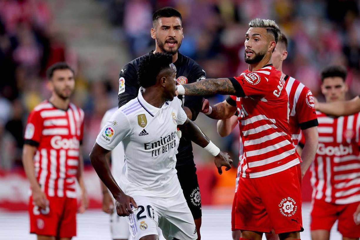 Vinicius tuvo una bronca con Taty Castellanos en el primer tiempo.